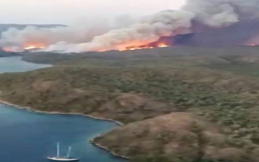 MARMARİS’TE DÜN BAŞLAYAN ORMAN YANGINI SÜRÜYOR
